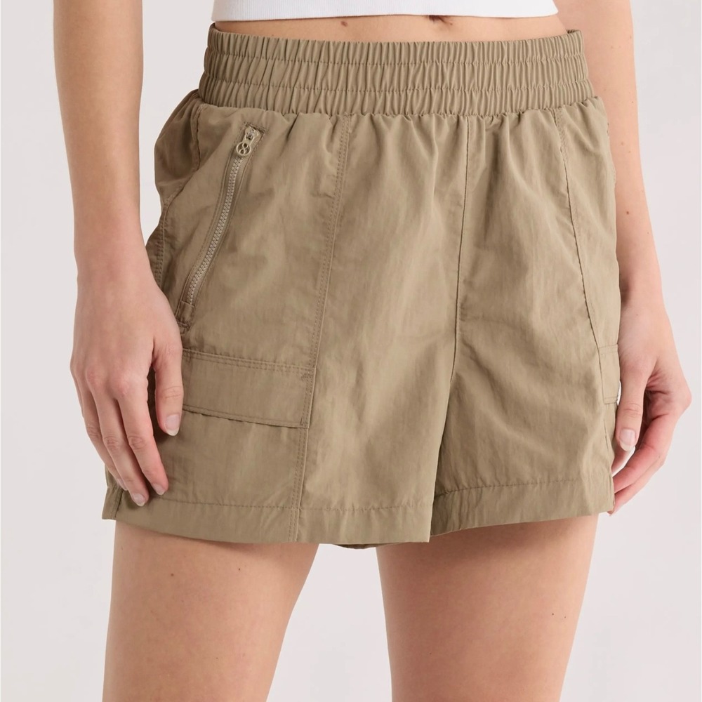 LAYER 8 Cargo Shorts Women's Large Night Walk Elastic Waist Zippered Pockets NWT